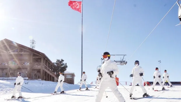 Mehmetçik’ten kayakla arama