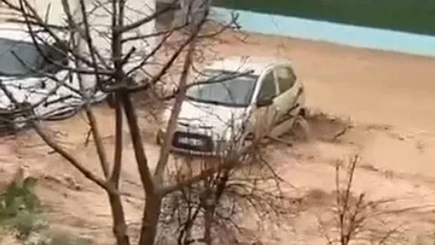 Hatay'da şiddetli sağanak sele neden oldu; mahsur kalanlar iş makineleriyle kurtarıldı